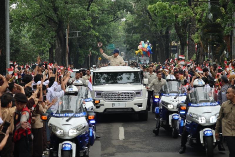 Presiden-Prabowo-disambut-meriah-warga-Bandung-di-Stadion-Siliwangi.jpg