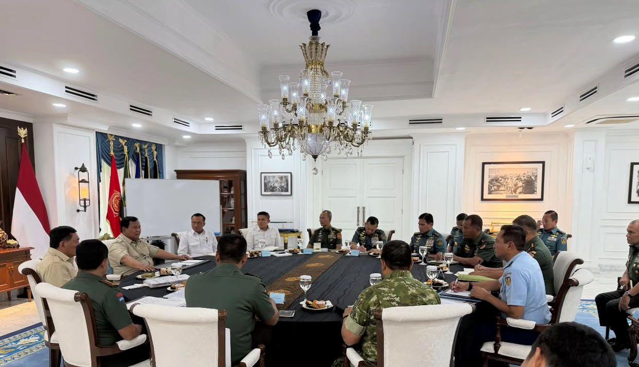 Presiden-RI-Prabowo-Subianto-menggelar-pertemuan-rutin-bersama-pejabat-TNI.jpg