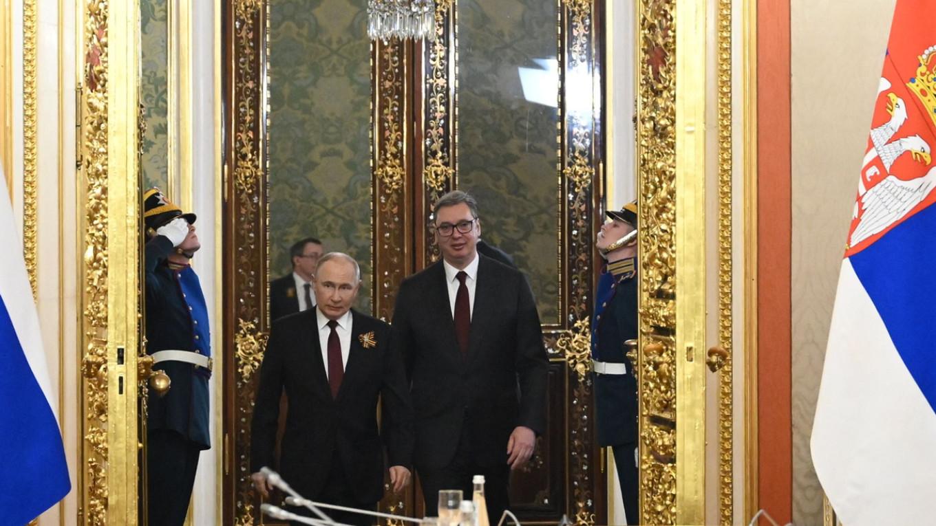 Presiden-Rusia-Vladimir-Putin-menyambut-tamunya-Presiden-Serbia-Aleksandar-Vučić.jpg