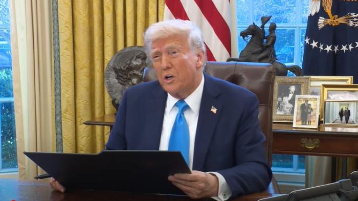 Presiden-Trump-Menandatangani-Perintah-Eksekutif-di-Ruang-Oval-4-Februari-2025.jpg