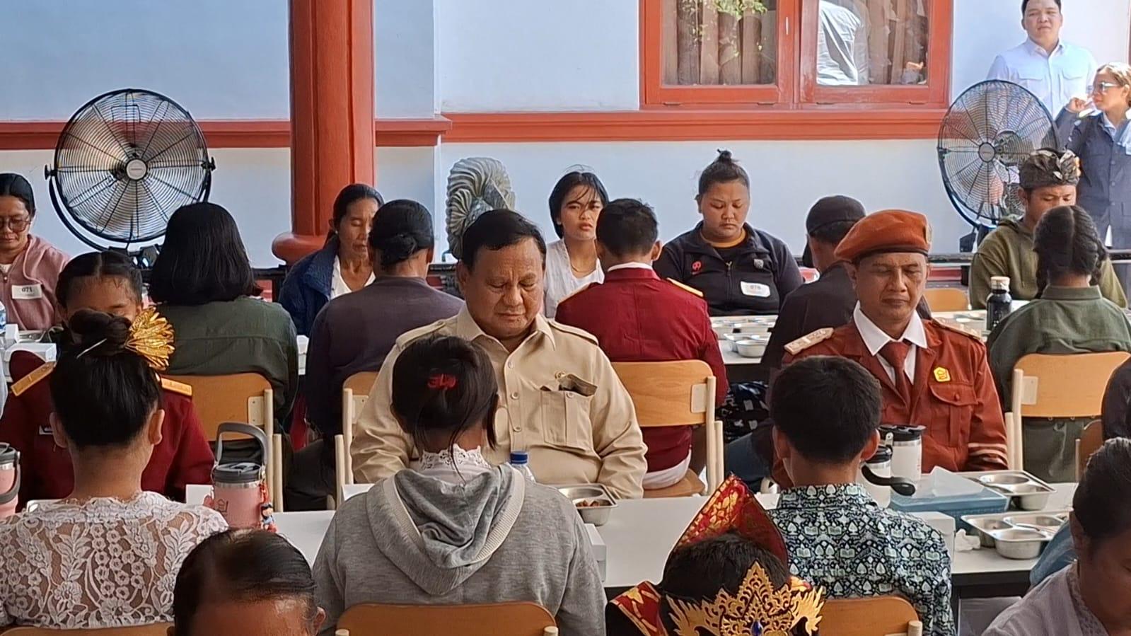 Momen Presiden Prabowo Makan Bareng Siswa Sekolah Rakyat di Tabanan Bali,  Tempat Makannya Ompreng