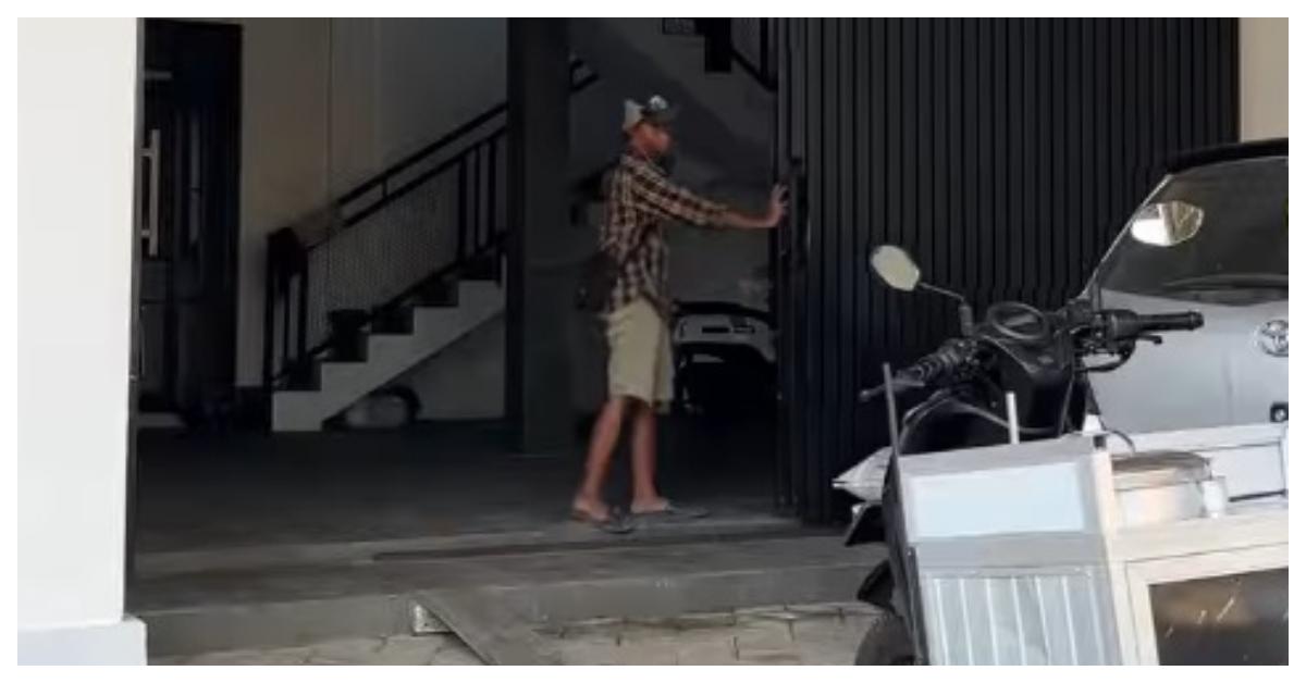 BERITA VIRAL - Tangkap layar akun Instagram @danil.a.a pada Rabu (1/7/2026), memperlihatkan seorang pria jualan cilok di Bondowoso, Jatim. Danil tetap jualan cilok meski memiliki rumah megah, videonya viral dilihat lebih dari 25 juta kali hingga Rabu (1/7/2026).