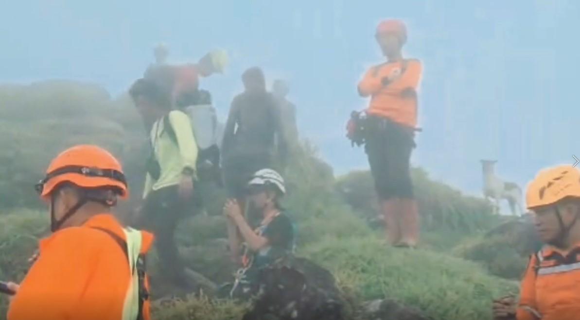 Proses-pencarian-korban-dalam-operasi-SAR-pesawat-ATR-42-500.jpg