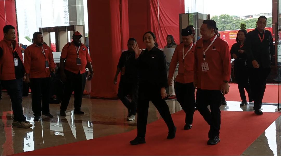 Tanpa Kata, Puan Maharani Lempar Senyum Setiba di Rakernas PDIP