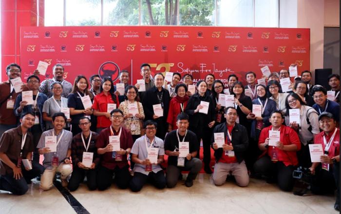 Momen Akrab Megawati Gandeng Prananda-Puan Berfoto Bareng Awak Media di Rakernas PDIP