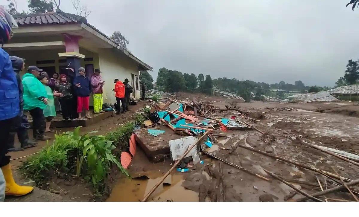 Puing-puing-bangunan-berserakan-setelah-diterjang-longsor-bandung-barat.jpg
