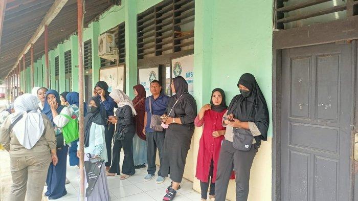 Puluhan-wali-murid-dan-alumni-mendatangi-SMKN-3-Depok-untuk-mengambil-ijazah-yang-sempat-ditahan.jpg