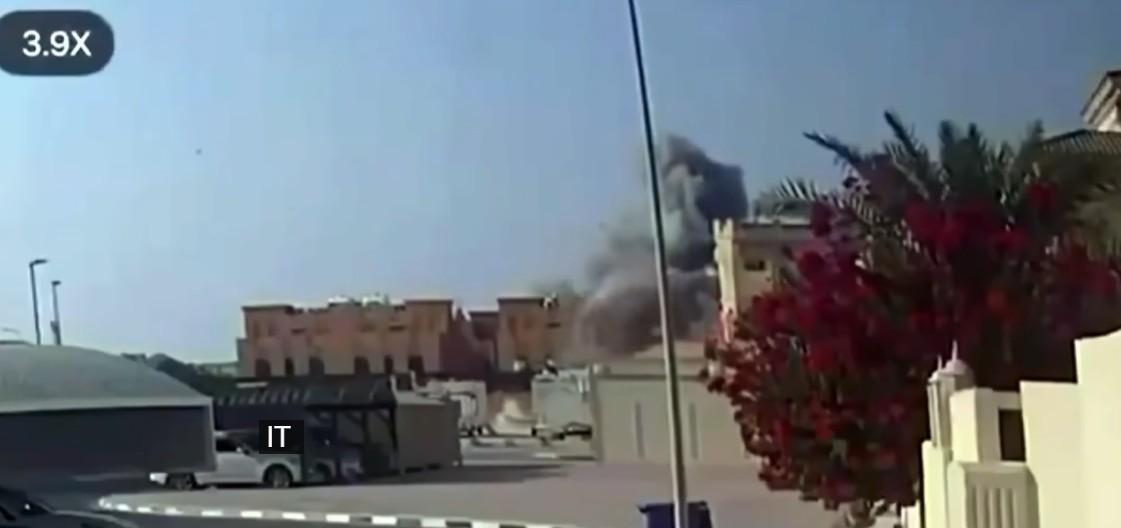 ISRAEL SERANG QATAR - Tangkapan layar menunjukkan detik-detik jet tempur Israel menyerang Ibu Kota Qatar, Doha, Selasa (9/9/2025).