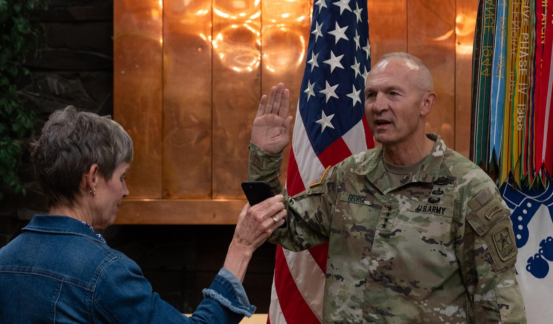 ANGKATAN DARAT AS - Foto yang dirilis US Army (Angkatan Darat Amerika Serikat) menampilkan Jenderal Randy George mengucapkan sumpah jabatan melalui panggilan telepon dengan Christine Wormuth, Sekretaris Angkatan Darat, saat ia dilantik sebagai Kepala Staf Angkatan Darat ke-41, di fasilitas makan Gold Rush Inn, Pangkalan Gabungan Elmendorf-Richardson, 21 September 2020. Menteri Pertahanan AS Pete Hegseth kini meminta Jenderal Randy George mundur dari jabatannya.