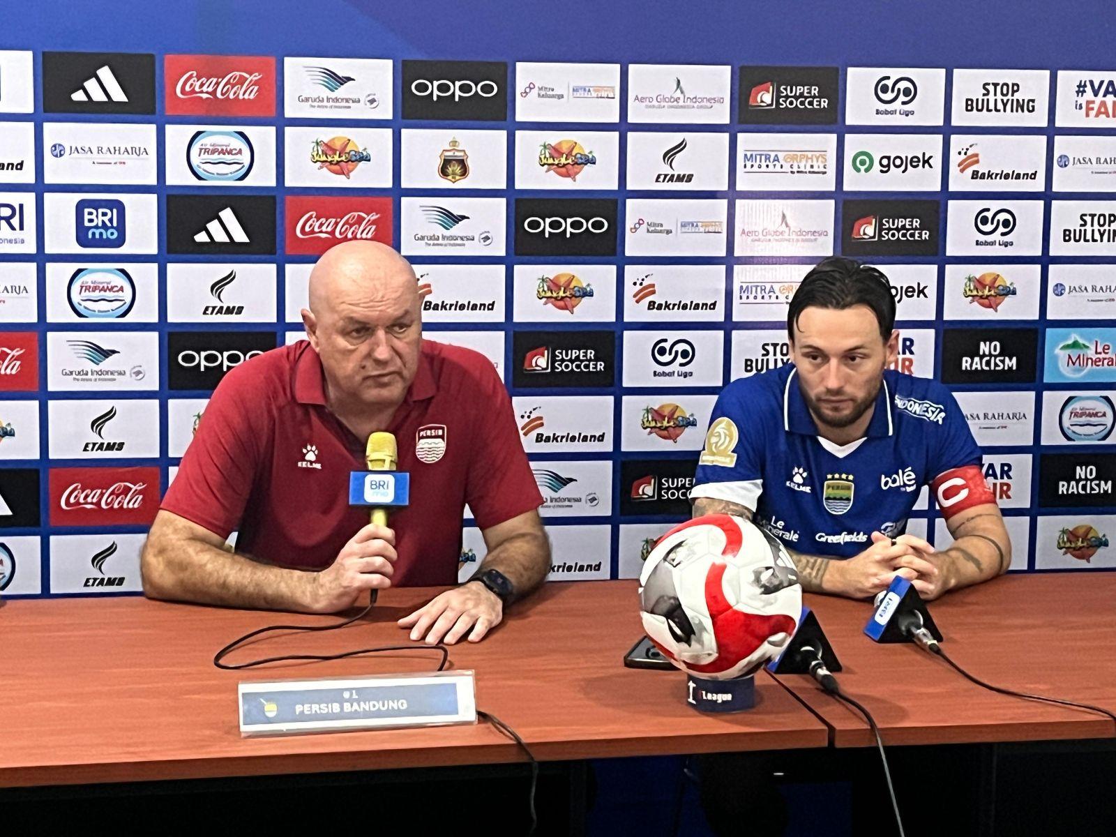 RAIH-TIGA-POIN-Pelatih-Persib-Bandung-Bojan-Hodak-bersama-kapten-tim-Marc-Klok.jpg