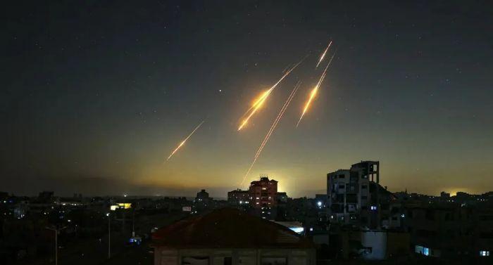 RUDAL-IRAN-Penampakan-rudal-rudal-Iran-di-langit-Tel-Aviv-Israel.jpg