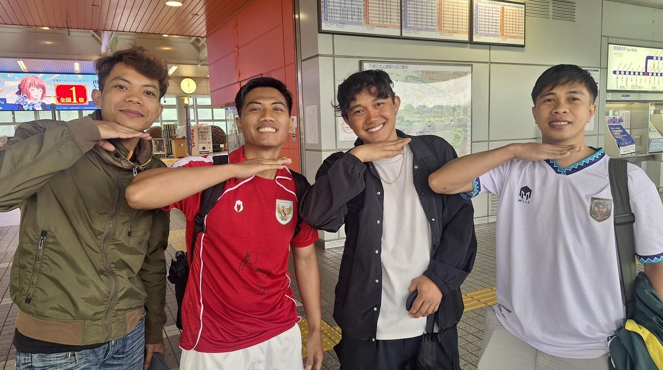 Radu-kedua-dari-kiri-bersama-tiga-rekannya-saat-hendak-menyaksikan-laga-Jepang-vs-Indonesia.jpg