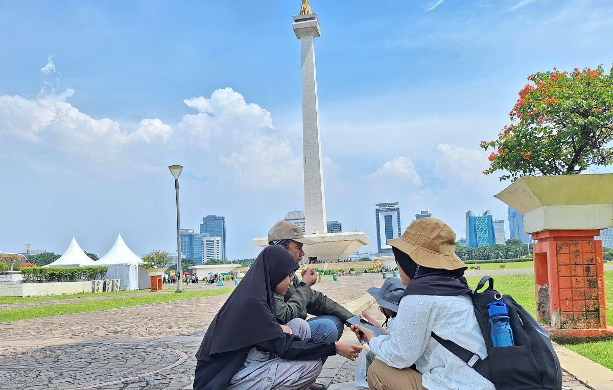 Manfaatkan Jakarta Sepi Saat Libur Lebaran, Warga Karawang Ini Boyong Anak Istri Wisata ke Monas