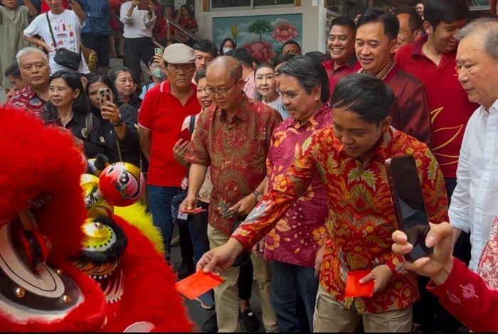 Momen Menhut Raja Antoni Bagi-bagi Angpao ke Barongsai Vihara Amurva Bhumi