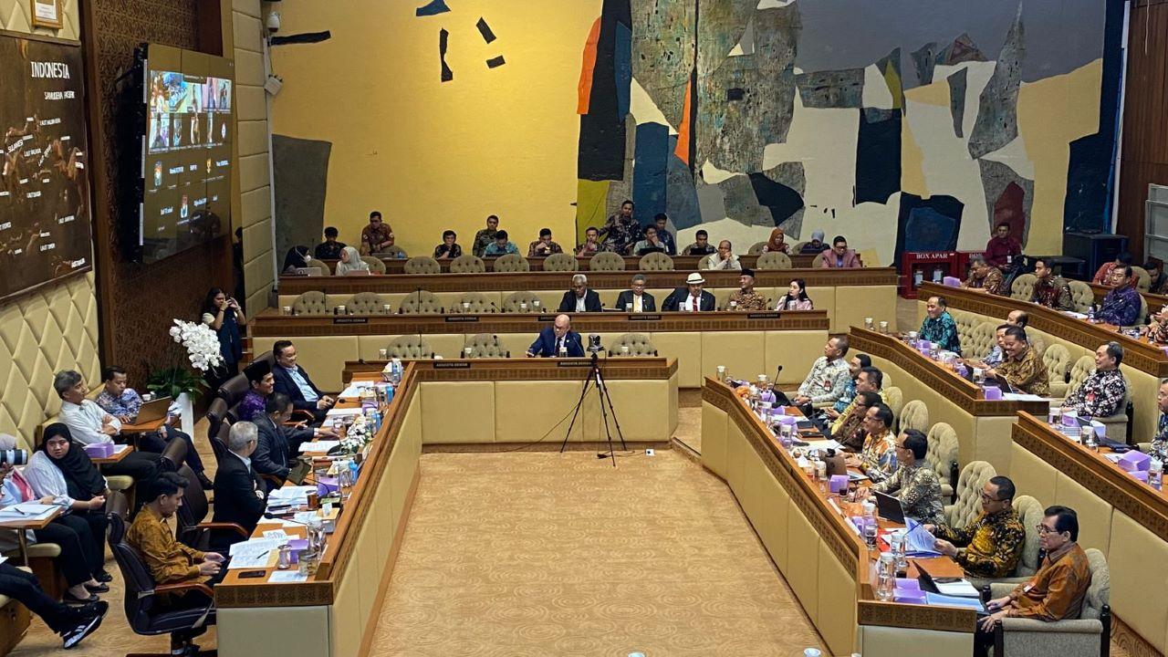 Rapat-kerja-Kemendagri-dipimpin-Mendagri-Tito-Karnavian-dengan-Komisi-II-DPR-RI.jpg