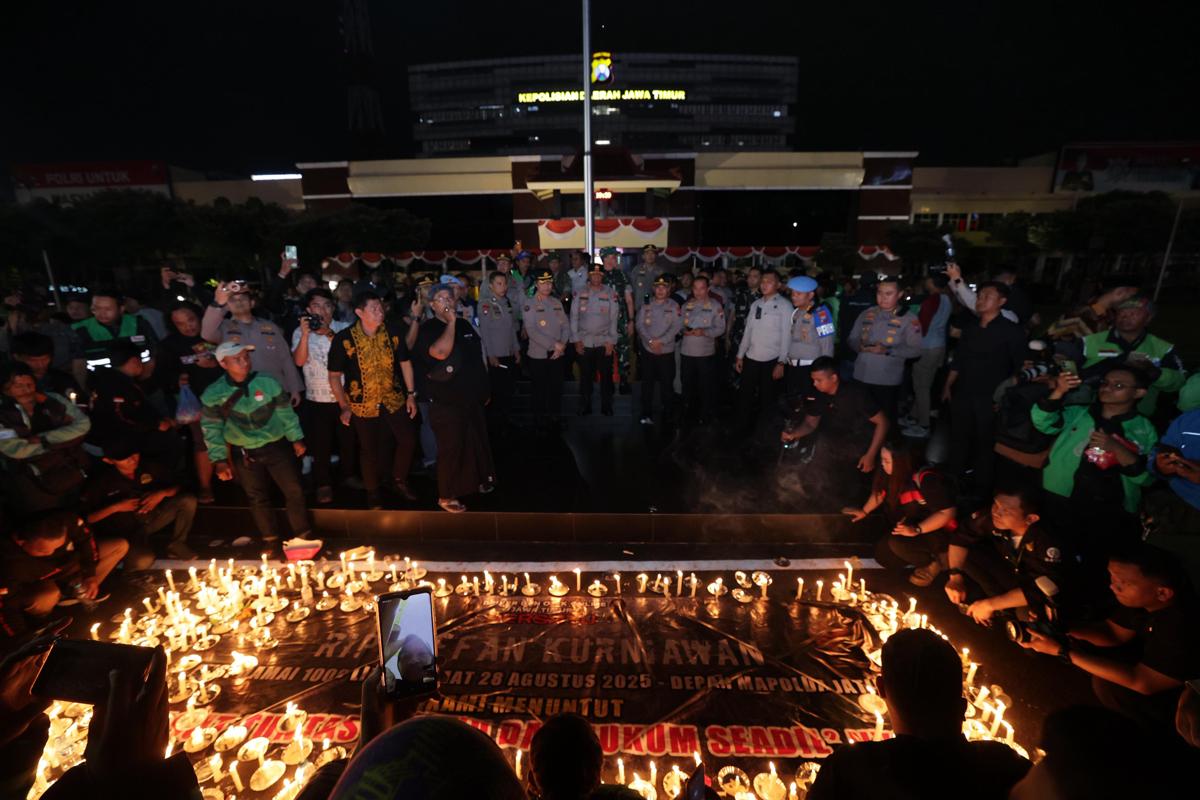 Nyalakan 1.000 Lilin, Ojol Jawa Timur Gelar Doa Bersama Bersama TNI-Polri untuk Affan