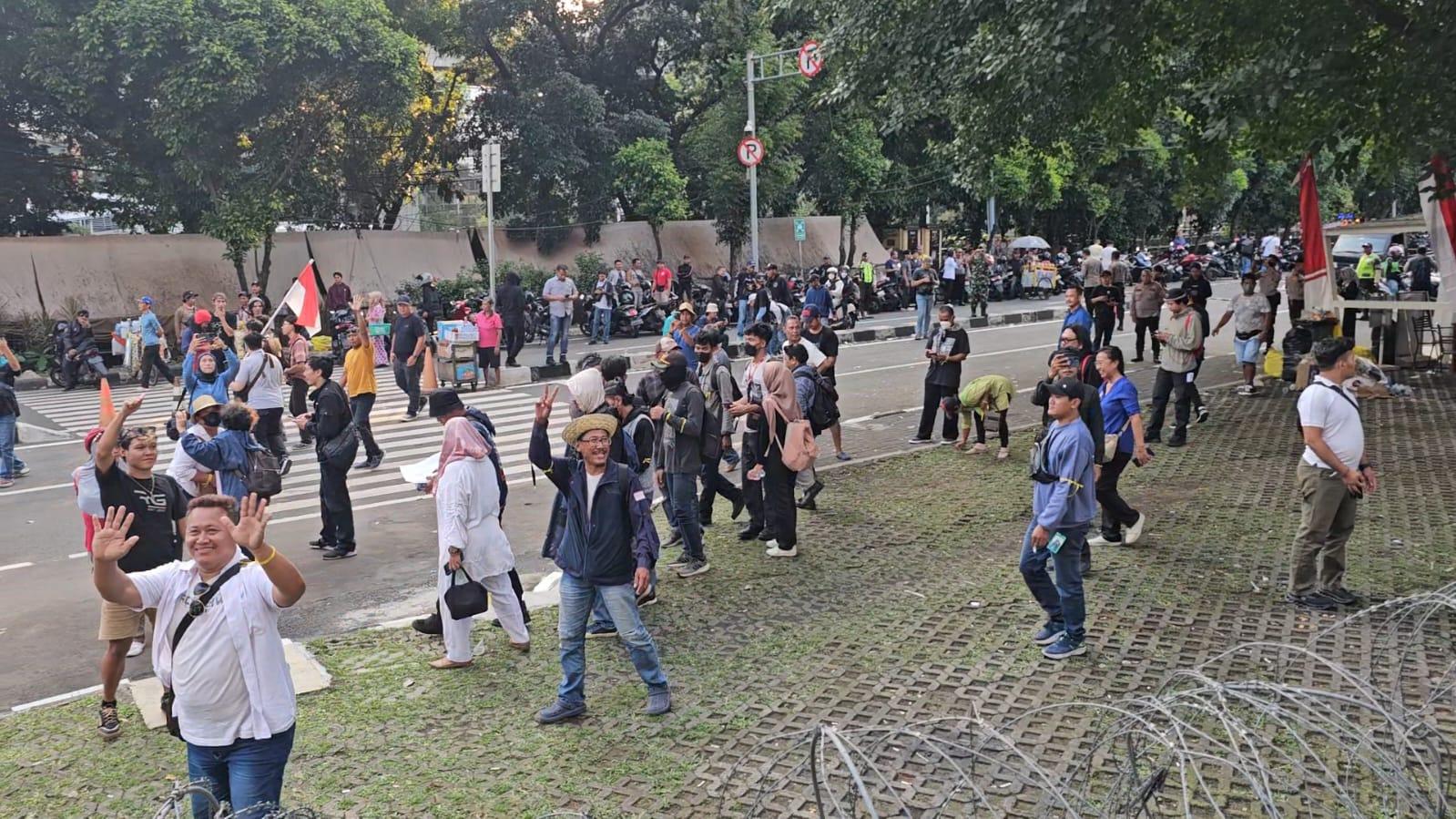 Nyanyikan Lagu Terima Kasih, Warga Pati Bubarkan Diri Usai Aksi Damai di Depan Gedung KPK