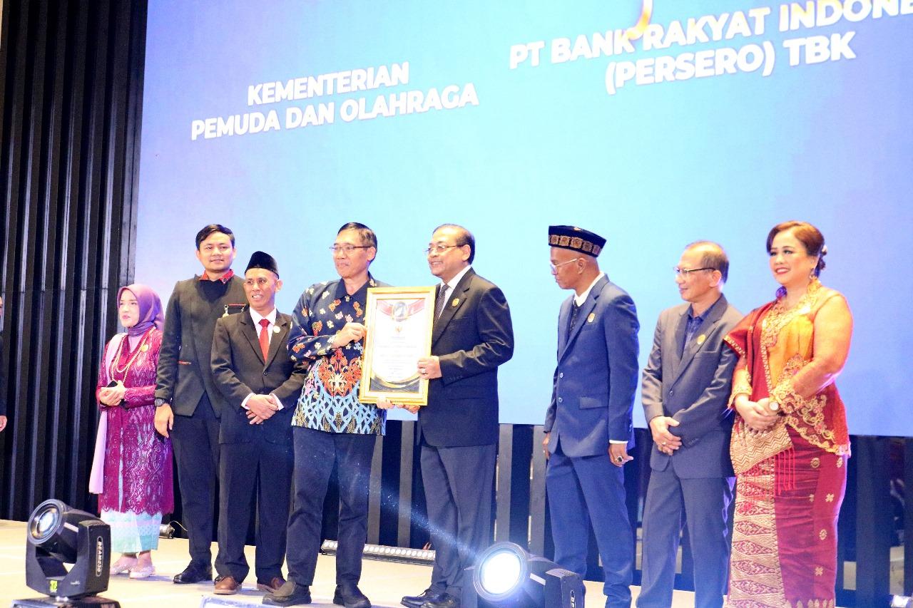 Rektor-Universitas-Negeri-Malang-menerima-penghargaan-Arkaya-Wiwarta-Prajanugraha.jpg