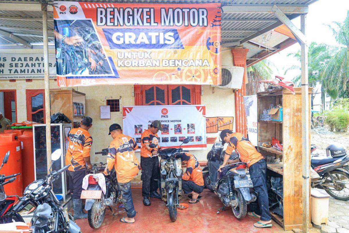 Relawan-PKS-membuka-bengkel-motor-gratis.jpg
