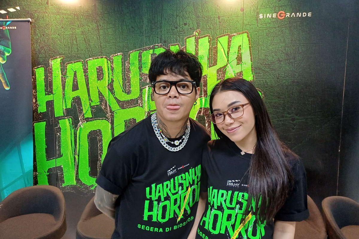 Reza-Arap-dan-Lula-Lahfah-saat-ditemui-di-konferensi-pers-film-Harusnya-Horor-di-Jakarta-Barat.jpg