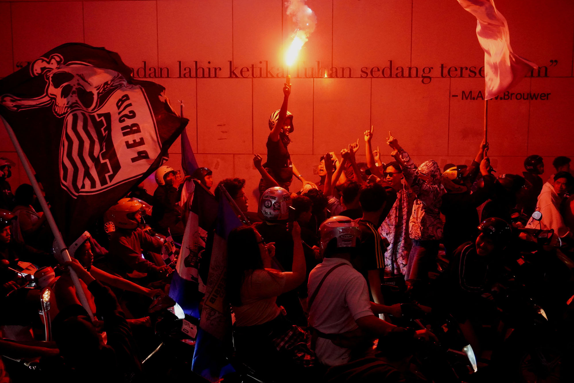 Ribuan-Bobotoh-Konvoi-Persib-Juara-di-Kota-Bandung_20250510_204532.jpg