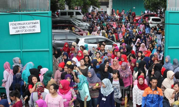 Ribuan-buruh-pulang-kerja-di-salah-satu-pabrik-di-Jalan-Kiaracondong-Kota-Bandung.jpg