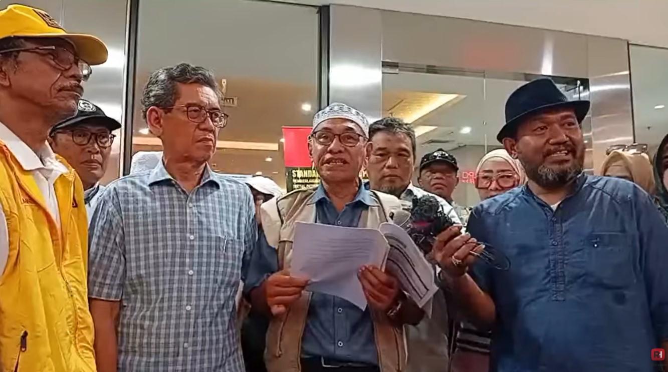 Rizal-Fadillah-tengah-dan-rombongan-mengatasnamakan-Tim-Pemburu-Ijazah-Palsu-Jokowi.jpg