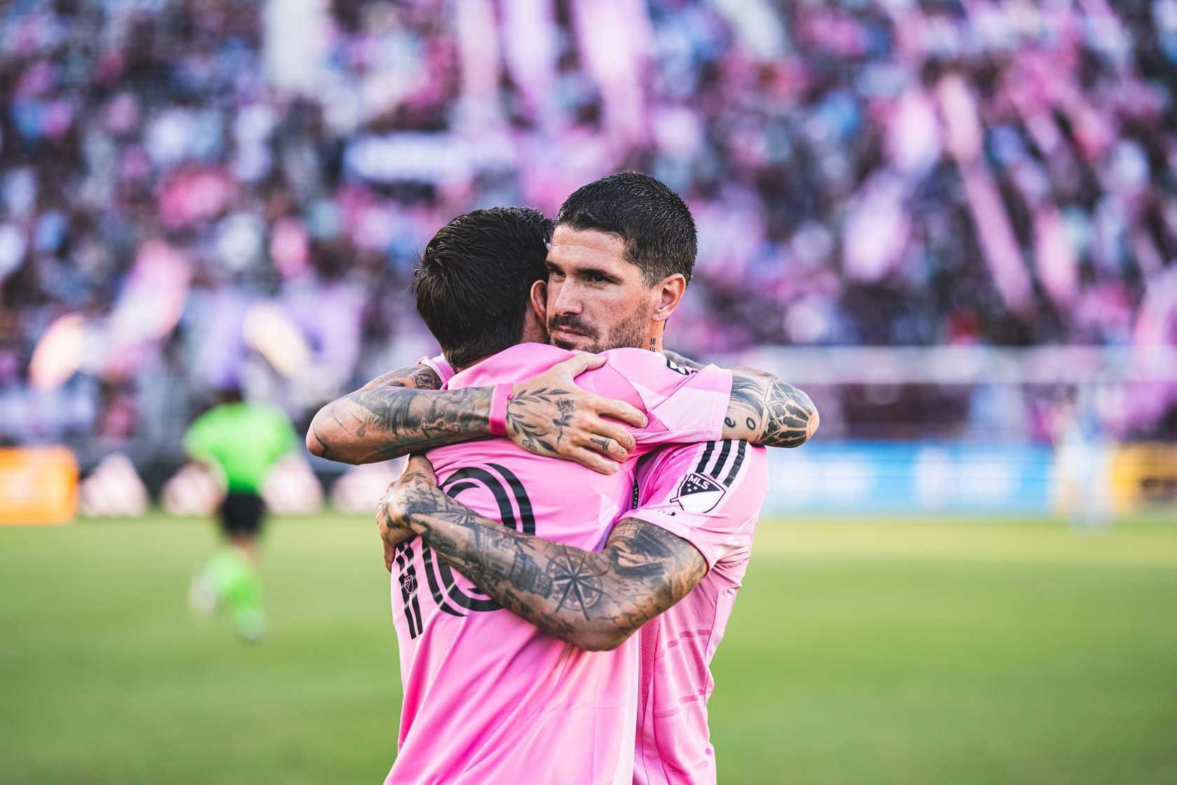 BERPELUKAN- Rodrigo De Paul berpelukan dengan Lionel Messi saat melakoni debut di Inter Miami.