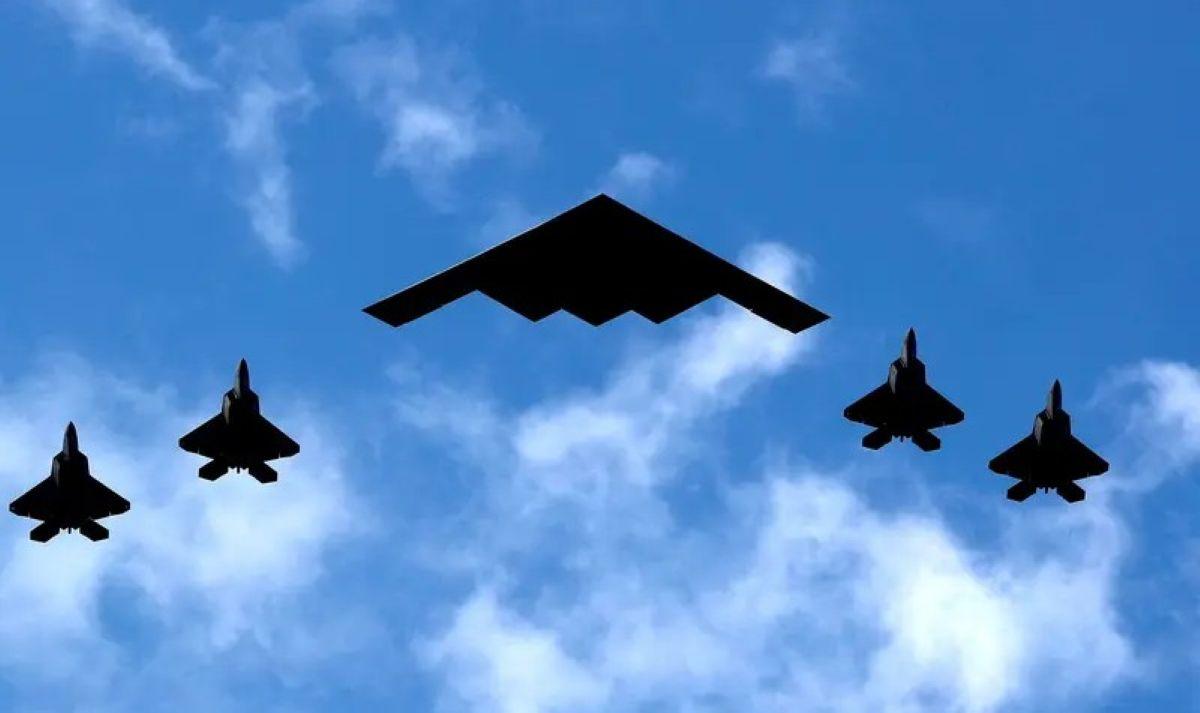 Rombongan-strike-group-pesawat-pengebom-B-2-Amerika-Serikat.jpg