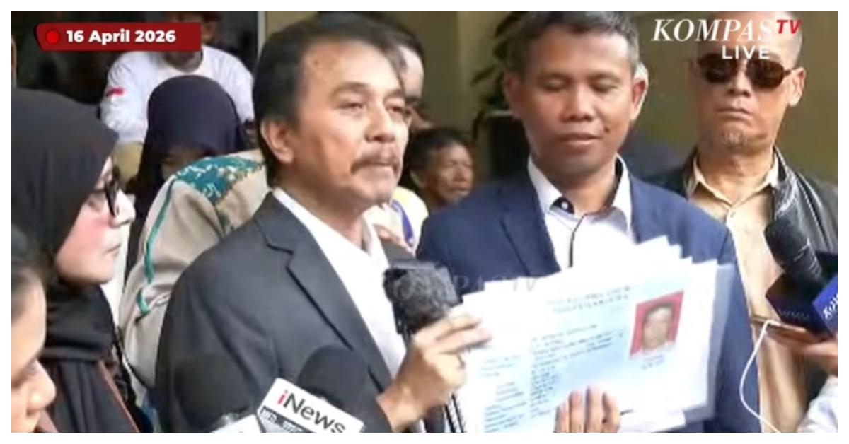 Roy-Suryo-memamerkan-fotokopi-KTP-milik-Rismon-Sianipar.jpg