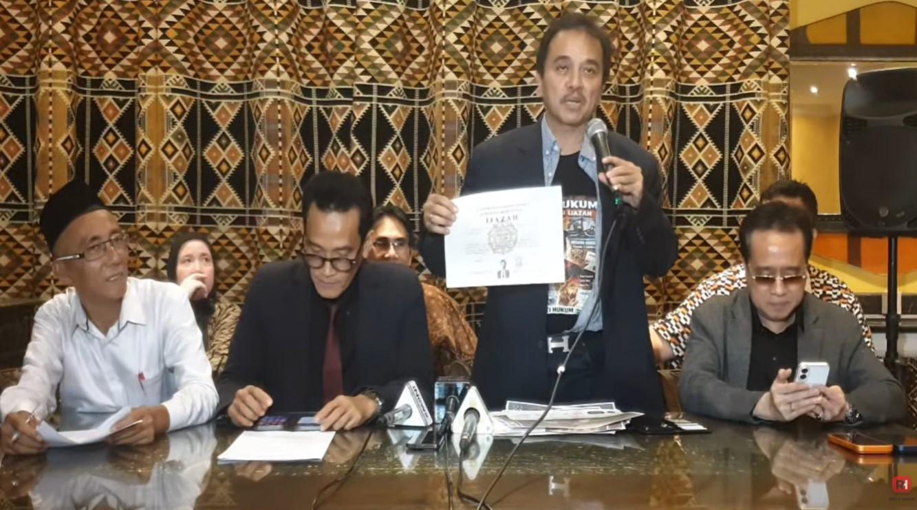 Roy-Suryo-menyebut-ijazah-Jokowi-999-persen-palsu.jpg
