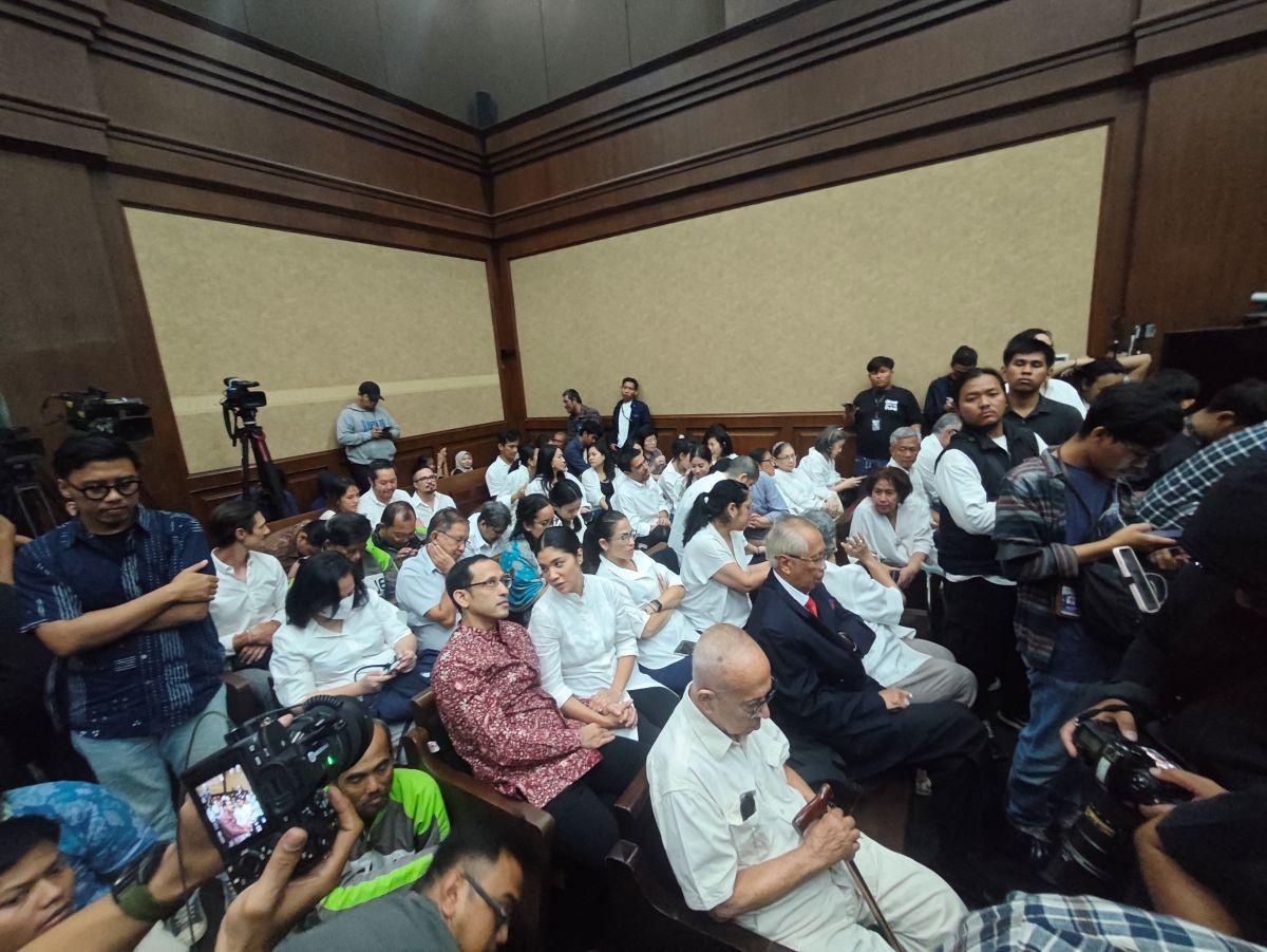 Ruang-sidang-dipenuhi-pendukung-Terdakwa-Nadiem-Makarim-menggunakan-baju-berwarna-putih.jpg