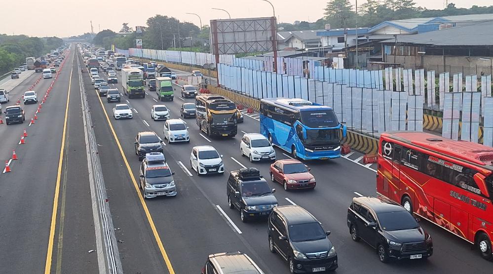 Ruas Tol Jakarta-Cikampek KM 57 Padat Sore Ini, Contraflow Diberlakukan