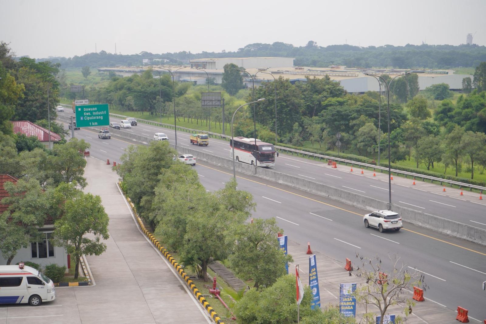 Arus Kendaraan Menuju Timur Via GT Cikampek Utama Masih Tinggi