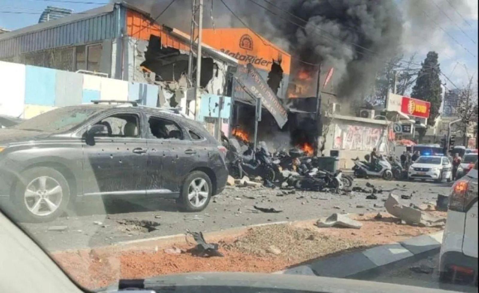 HANTAM TEL AVIV - Penampakan kerusakan di wilayah Bnei Brak di sebelah timur Tel Aviv, setelah dihantam rudal Iran, Selasa (3/3/2026). Selain melancarkan serangan langsung ke Israel, Iran juga menyasar lokasi-lokasi di negara Arab yang menampung aset-aset Amerika Serikat sebagai balasan atas serangan AS-Israel pada Sabtu (28/2/2026) yang menewaskan Pemimpin Tertinggi mereka, Ali Khamenei.
