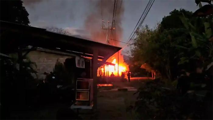 Rumah-di-Adonara-Flores-Terbakar-Konflik.jpg