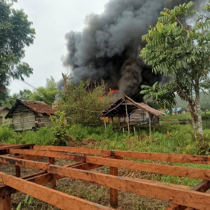 Rumah-warga-dibakar-di-Asmat-Papua.jpg