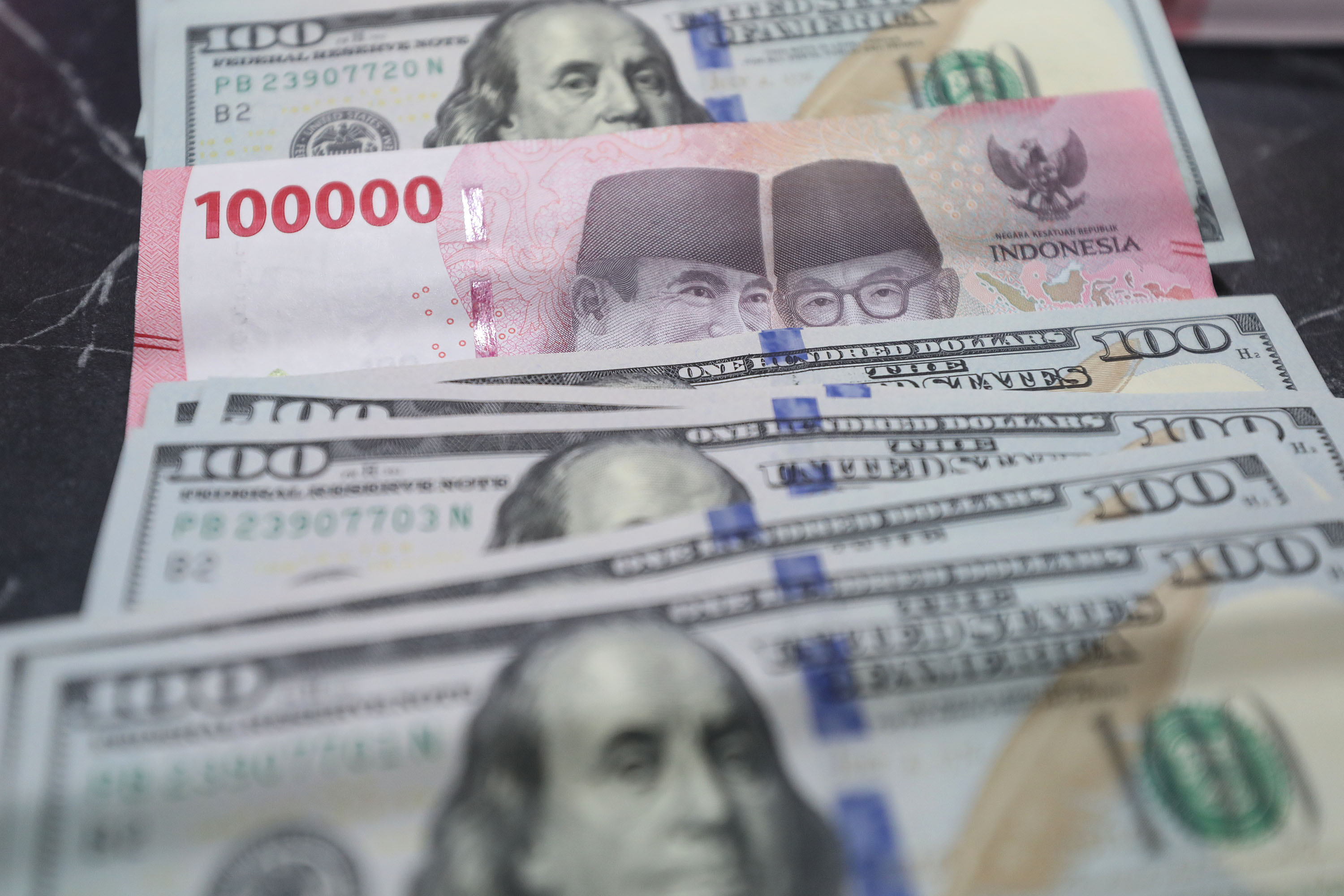 Rupiah-Ditutup-Menguat-Rp16768-per-USD-Sore-Ini_20260127_214354.jpg