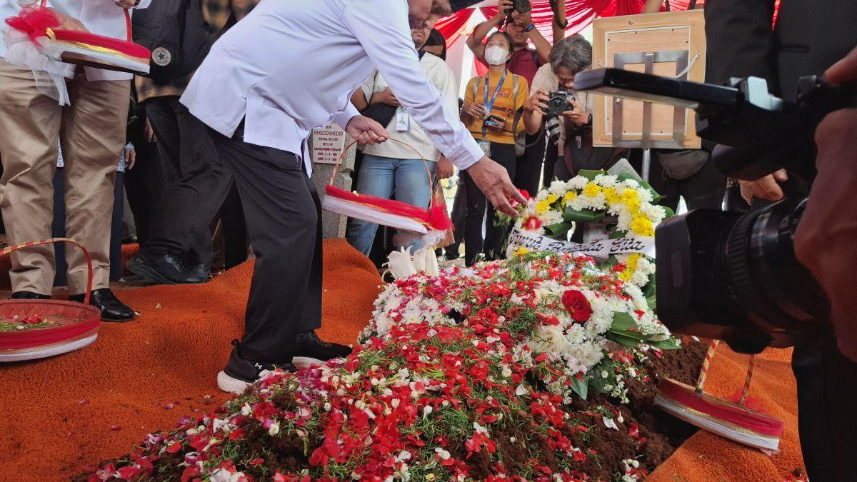 Ryamizard-Ryacudu-dimakamkan-di-antara-dua-makam-menteri-32.jpg