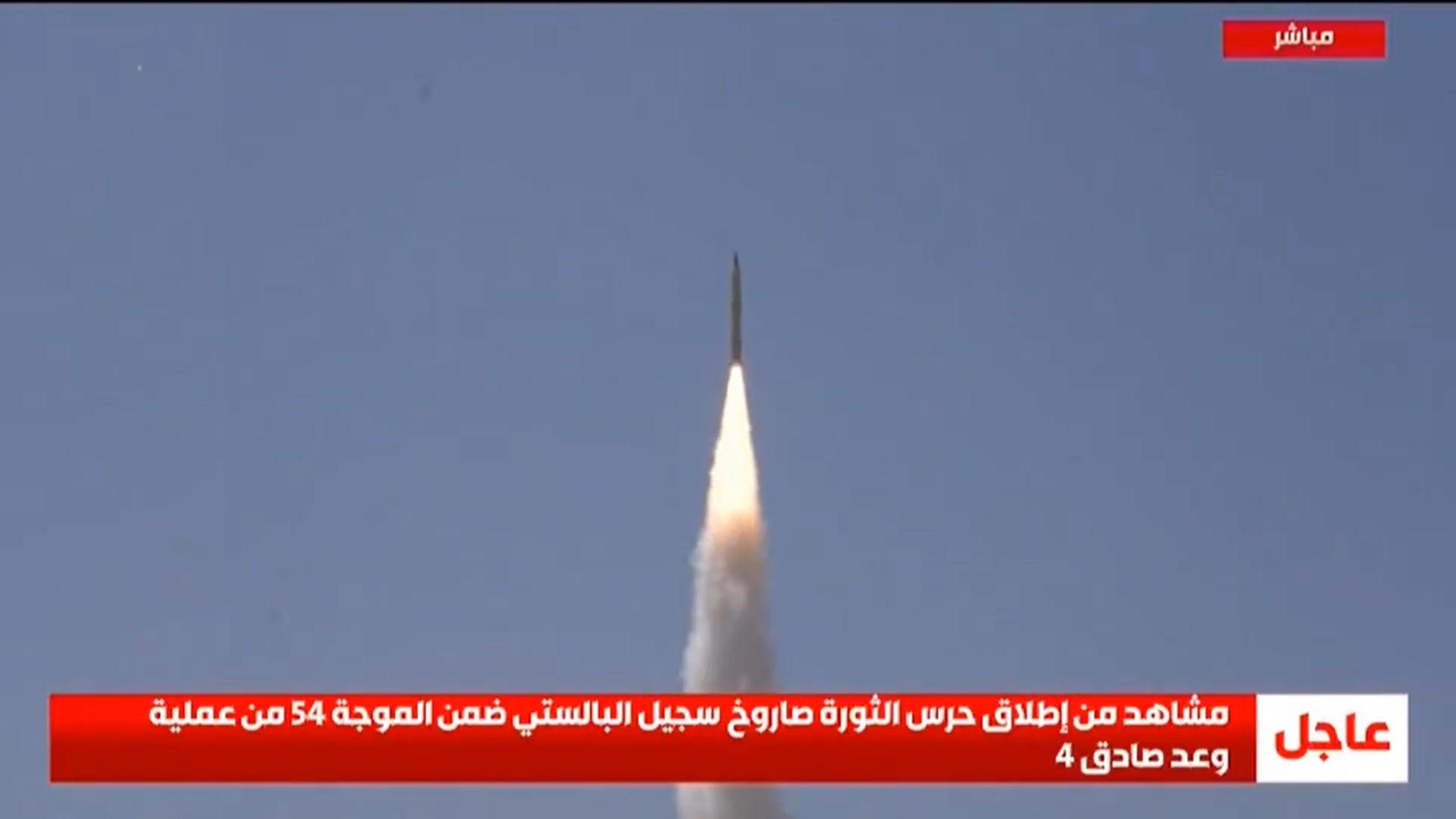 RUDAL IRAN - Tangkap layar Al Mayadeen, memperlihatkan peluncuran rudal Sejjil dalam gelombang ke-54 Operasi Janji Sejati 4. Ini pertama kalinya dalam perang kali ini Iran meluncurkan rudal jenis tersebut. (Tangkap layar X @AlMayadeenNews)