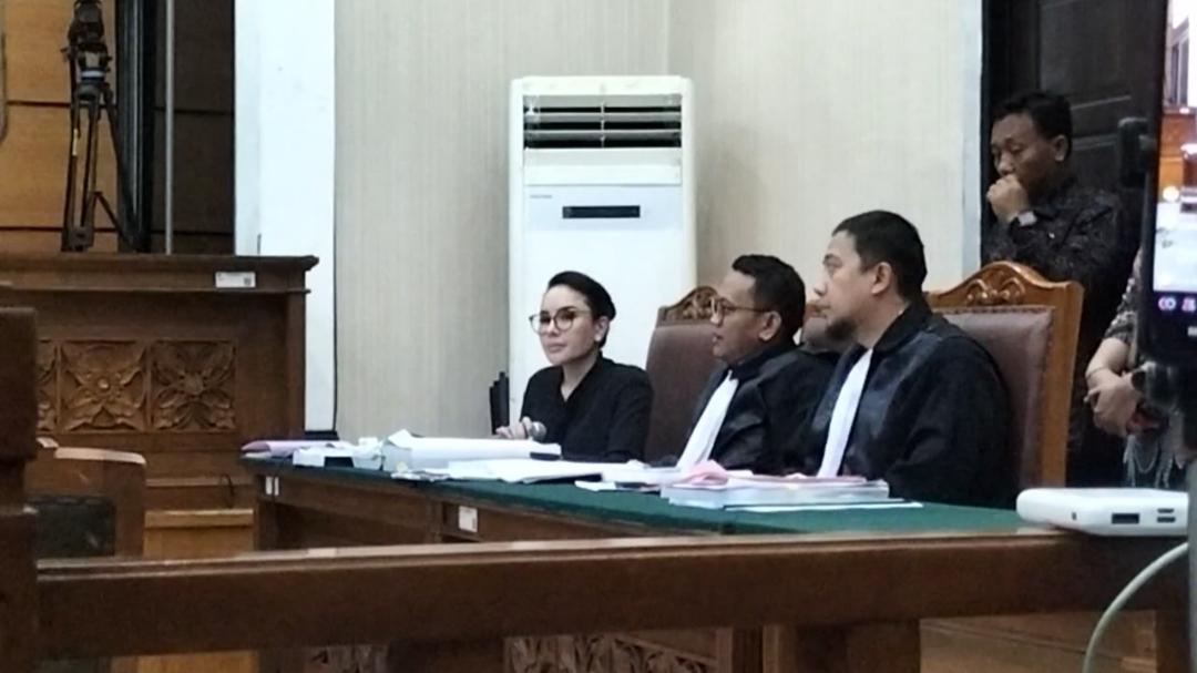 Kesal Jawaban Ahli UU ITE, Nikita Mirzani Tak Kuasa Menangis di Ruang Sidang