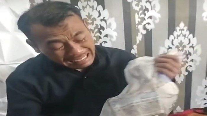 SUAMI-BUNUH-ISTRI-Wadison-Pasaribu-saat-menangisi-kepergian-istrinya-Petry-Sihombing.jpg