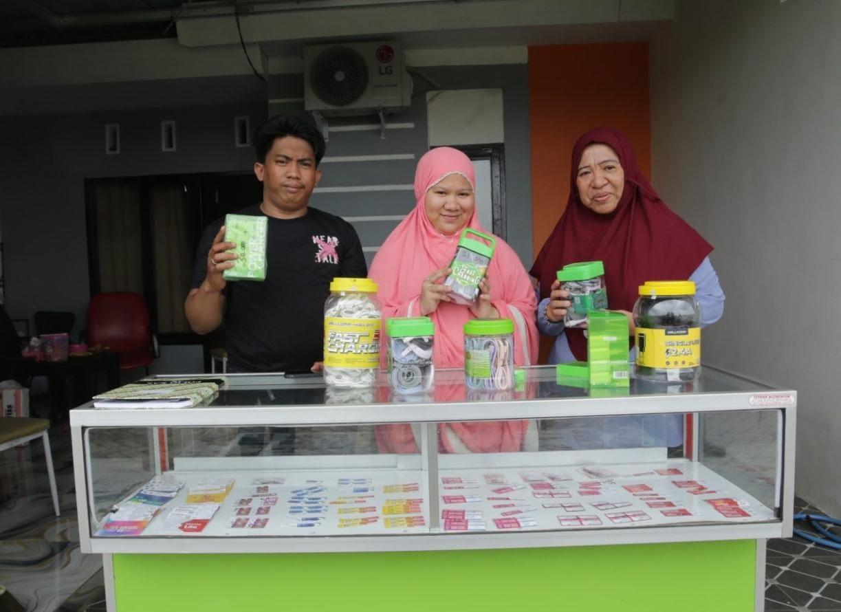 Saerah-bersama-Putri-dan-Reza-mengelola-kios-kecil-di-Gowa.jpg