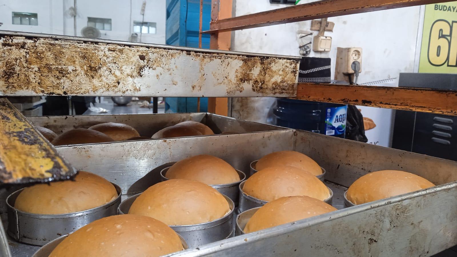 Salah-satu-proses-produksi-roti-Mumtaz-Bakery.jpg