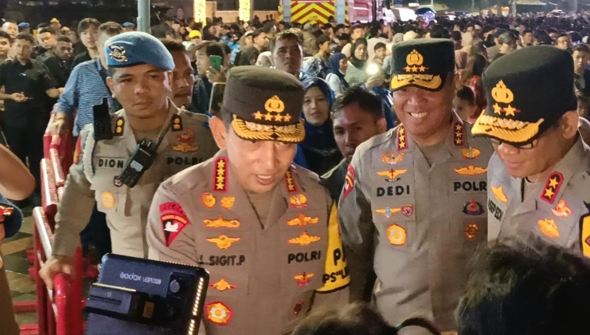 Sambil-Bagi-bagi-Sembako-Kapolri-Tinjau-Perayaan-Malam-Tahun-Baru-2026-di-Bundaran-HI.jpg