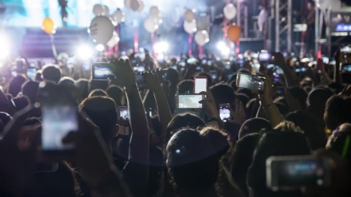 Galaxy Z Flip7 Bikin Konten Konser Makin Keren, Tanpa Ribet Tripod atau Noise!