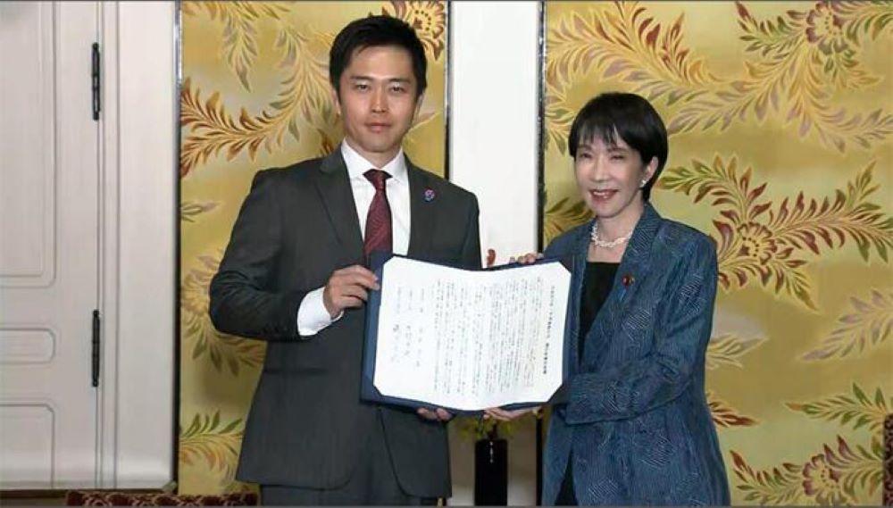 PM JEPANG BARU - Presiden Partai Demokrat Liberal Sanae Takaichi (kanan) dan Hirofumi Yoshimura, perwakilan Partai  Restorasi Jepang, memegang kesepakatan perjanjian pemerintahan koalisi yang ditandatangani bersama malam ini (20/10/2025) di Tokyo.
