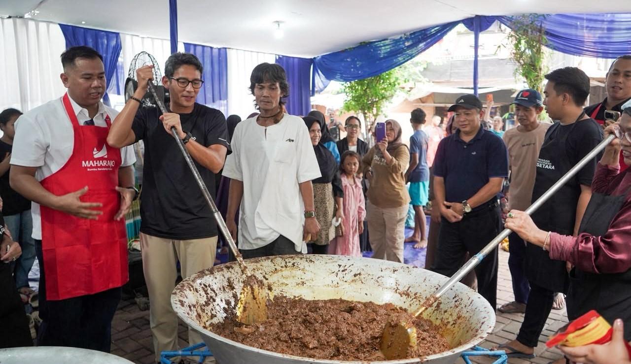 Sandiaga-Uno-memasak-rendang-daging-kurban-di-Kampung-Cahaya-Menteng-Atas.jpg