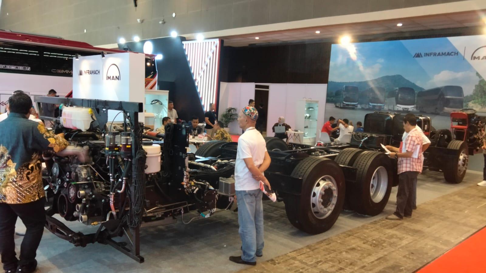 Sasis-bus-premium-MAN-RR4-dipamerkan-di-booth-Inframach.jpg