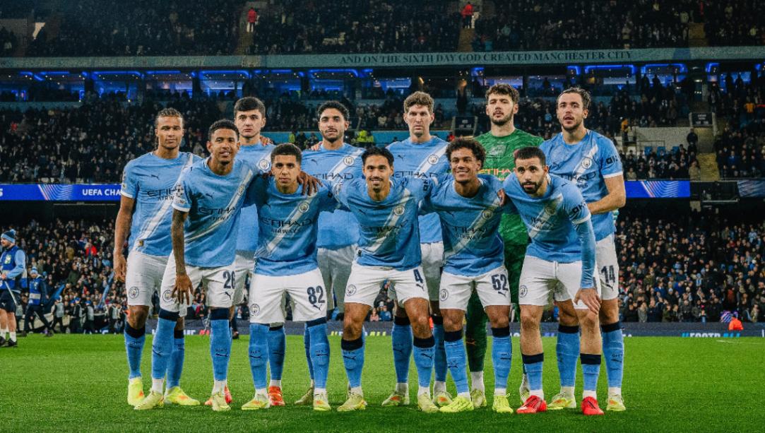 Sebelas-pemain-Manchester-City-forto-bersama-sebelum-melawan-Bayer-Leverkusen.jpg